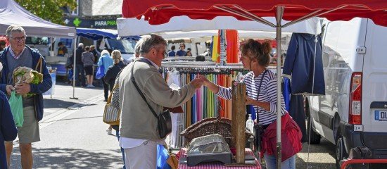 Vendre ses produits sur la voie publique ou dans les marchés : la réglementation applicable