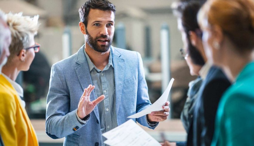 Quand un directeur commercial peut-il être considéré comme un dirigeant de fait ?