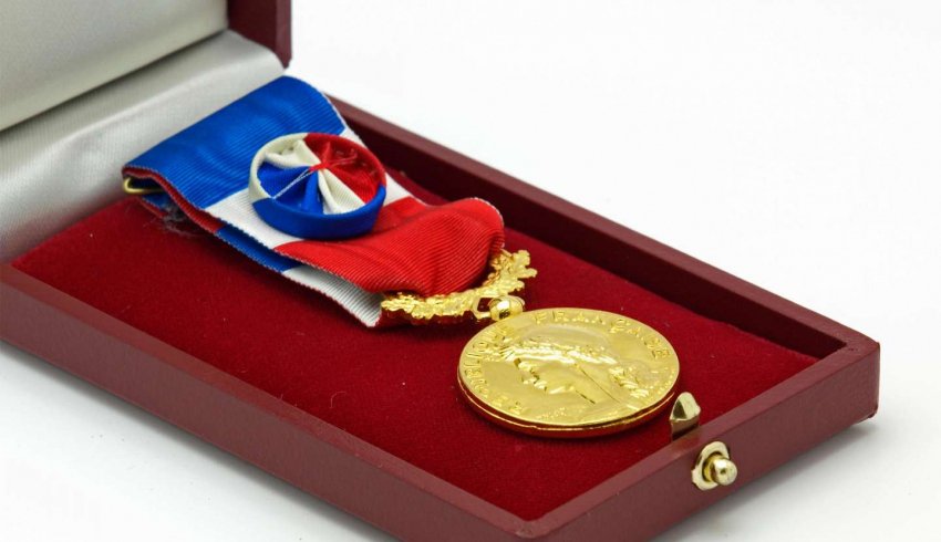 Médaille du travail : quelles cotisations sur la gratification associée ?
